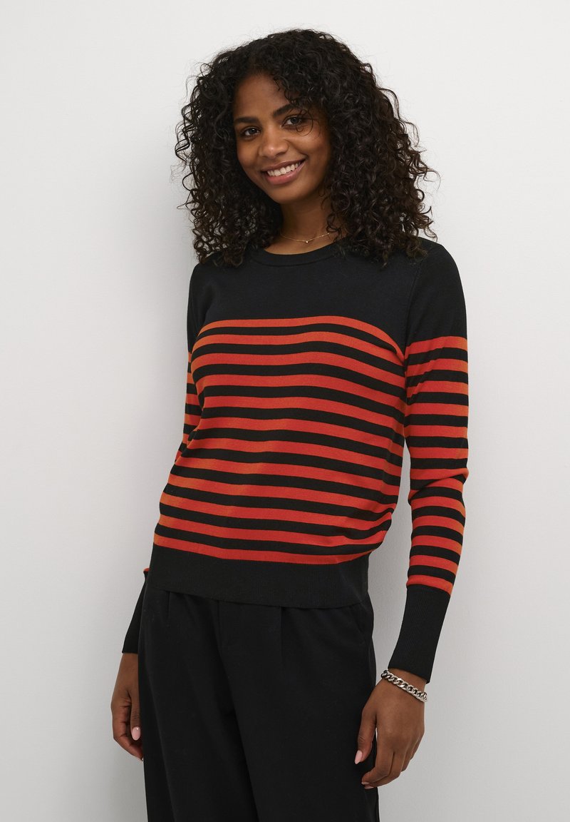 Pull rayé noir et rouge avec un col rond et des manches longues, doté d'une texture lisse et d'un ourlet et de poignets côtelés contrastants.