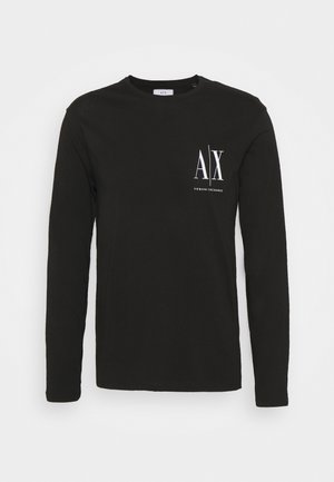 Maglietta nera a maniche lunghe in cotone, con un logo bianco stampato "A|X" e "ARMANI EXCHANGE" sul petto sinistro. Collo a giro semplice.