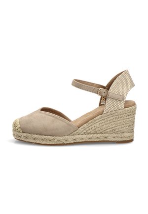 Sandalia cuña beige tipo espadrille con puntera cerrada, correa al tobillo con hebilla dorada, tacón tejido y panel trasero texturizado.