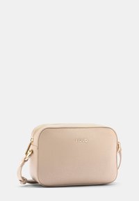 Borsa a tracolla beige con finitura testurizzata, hardware dorato, chiusura con zip e logo del brand in rilievo sul davanti. Forma rettangolare con tracolla.