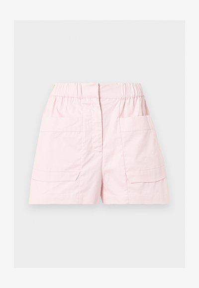 Ανοιχτό ροζ casual σορτς με ελαστική μέση, μπροστινή ραφή και δύο μεγάλες εξωτερικές τσέπες σε κάθε πλευρά.