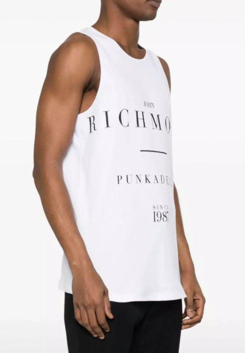 Canotta bianca senza maniche caratterizzata da un audace testo nero, che include elementi di design grafico come "JOHN RICHMOND" e "PUNKADEL", con una vestibilità morbida.