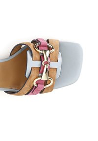 Sandalo in suede e pelle con una fascia per le dita di un blu chiaro, accenti in tan e rosa, hardware dorato e design con punta quadrata.