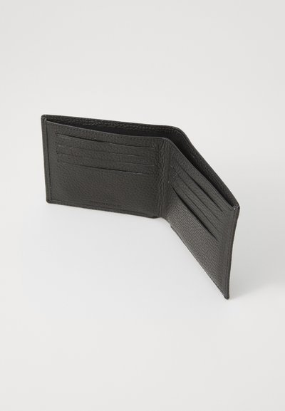 Portefeuille en cuir noir avec une finition texturée, présentant plusieurs fentes pour cartes d'un côté et un intérieur lisse. Design compact et biface.