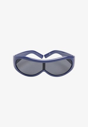Niebieskie okulary przeciwsłoneczne typu wraparound z ciemnymi przyciemnianymi soczewkami i gładką, zakrzywioną oprawą.