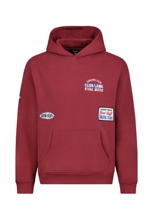 Bordeauxroter Hoodie mit Fronttasche, Kapuze und mehreren Aufnähern mit den Aufschriften "Club Lane", "Good Stuff" und "Sublevel Studio".