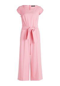 Tuta rosa con corpetto attillato, maniche corte, scollatura a V e pantaloni a palazzo. Include una cintura annodata in vita per una forma definita.