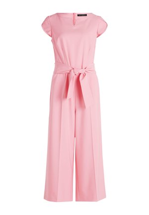 Tuta rosa con corpetto attillato, maniche corte, scollatura a V e pantaloni a palazzo. Include una cintura annodata in vita per una forma definita.