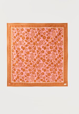 Quadratisches Halstuch mit orangefarbenen Blumen- und Blattmustern auf pinkem Hintergrund und einem orangefarbenen dekorativen Rand.