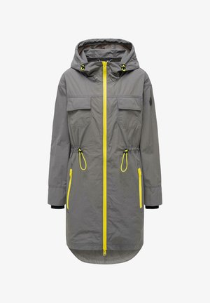 Grijze lange jas met kap, voorzien van een gele rits aan de voorkant, gele zijzakken met ritssluiting, verstelbare taillekoorden en klepzakken op de borst.