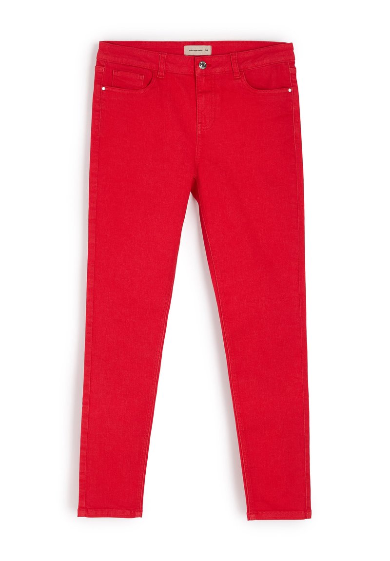 Czerwone dżinsy o slim fit. Z pięcioma kieszeniami, z przodu zapinane na guzik oraz dyskretnymi detalami przeszyci wzdłuż szwów.