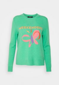 Groene gebreide trui met een ronde halslijn, lange mouwen en een grafisch ontwerp met het woord "WEEKENDERS" en een vlinder in roze en paars.