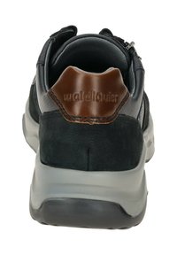 Herren-Sneaker mit schwarzem Leder-Obermaterial und Wildleder-Akzenten, braunem Lederabsatz, gepolsterter Sohle und einem Reißverschluss hinten.