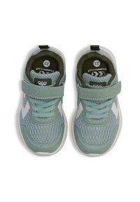 Scarpe da ginnastica verdi con design in rete, cinturino regolabile, punta rotonda e dettagli bianchi. Taglia 23 visibile sulla soletta interna.