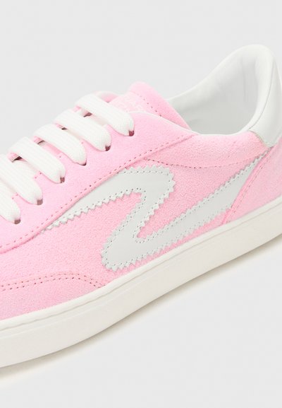 Stuart Weitzman RUNAROUND - Αθλητικά παπούτσια - pink marshmallow/white