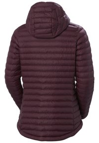 Bordový nadýchaný kabát s kapucí, který má prošívaný design a horizontální švy. Tkanina vypadá hladce a je lehká.