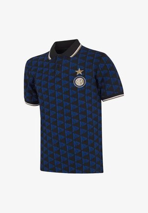 Polo con estampado negro y azul, cuello negro, puños a rayas blancas, logotipo del Inter de Milán y estrella dorada en el pecho.