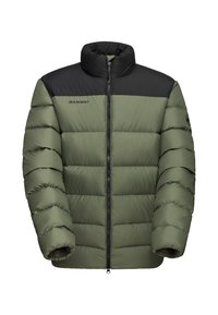 Puffjacka i olivgrönt med en svart övre del. Har hög krage, horisontell quiltad design och dragkedjestängning. Logotyp på bröstet.