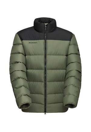 Giubbotto imbottito verde oliva con parte superiore nera. Presenta un colletto alto, un design trapuntato orizzontale e chiusura con zip. Logo sul petto.