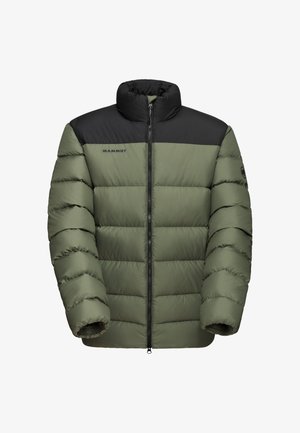 Giubbotto imbottito verde oliva con parte superiore nera. Presenta un colletto alto, un design trapuntato orizzontale e chiusura con zip. Logo sul petto.