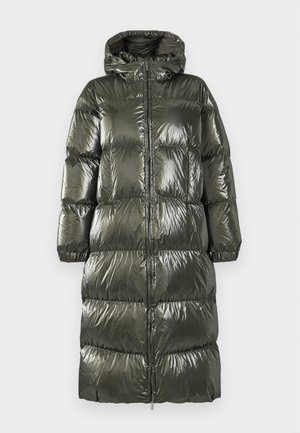 Geacă puf în verde măslin închis, cu un finisaj lucios, glugă, închidere cu fermoar și un design capitonat cu panouri rectangulare.