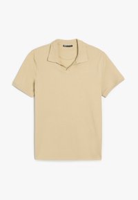 Polo color beige hecho de algodón suave. Presenta un collar clásico, mangas cortas y un diseño de escote en V ligeramente pronunciado.
