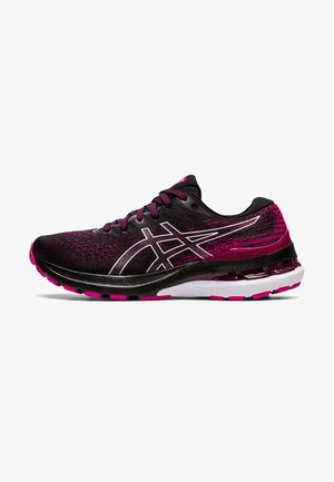 Zapatilla de running con parte superior de tejido negro y rosa, franjas de logo blancas, suela acolchada y detalles rosas en la suela exterior y soporte del talón.