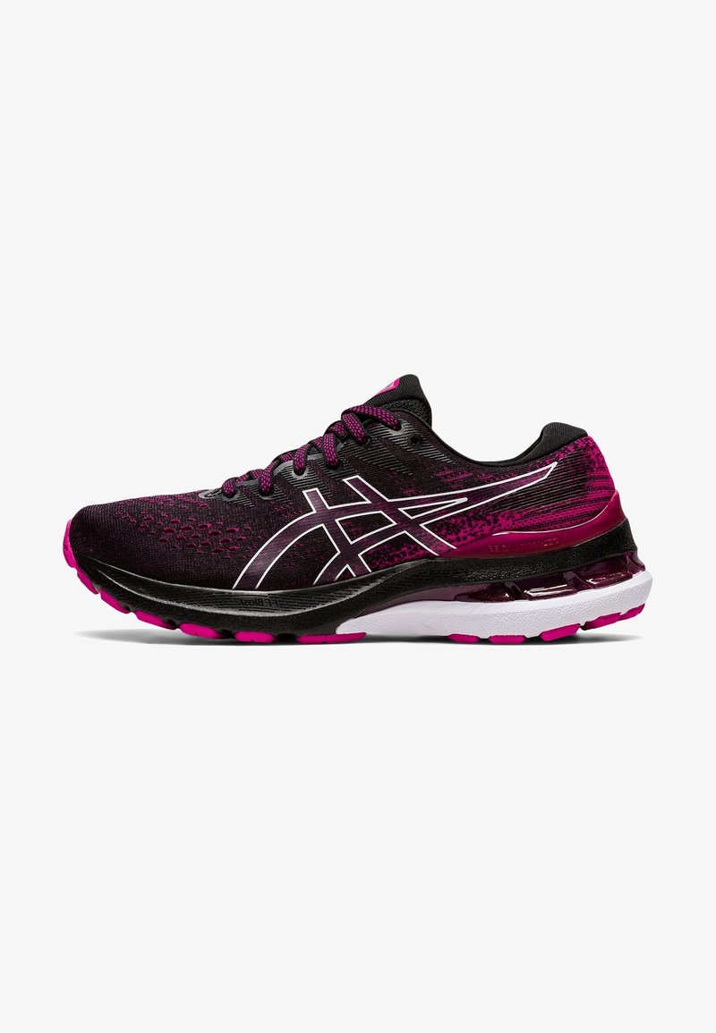Chaussure de course avec tige en maille noire et rose, bandes du logo blanches, semelle amortie et accents roses sur la semelle extérieure et le soutien du talon.