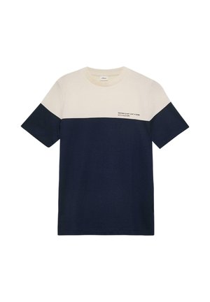 T-Shirt mit kurzen Ärmeln und Rundhalsausschnitt, obere Hälfte in Creme, untere Hälfte in Marineblau, mit dem Schriftzug "Fußball ist nicht nur ein Spiel, es ist eine Kultur" auf der Brust.