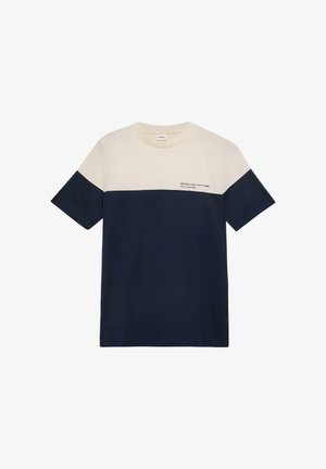 Koszulka z krótkim rękawem i okrągłym dekoltem, z kremową górną połową, granatową dolną połową oraz napisem na piersi "Piłka nożna to nie tylko gra, to kultura".