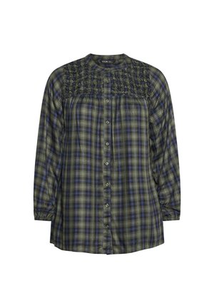 Camisa de cuadros en verde y azul marino con mangas largas, cuello redondo, cierre de botones y fruncido texturizado en la parte superior. Tejido suave.
