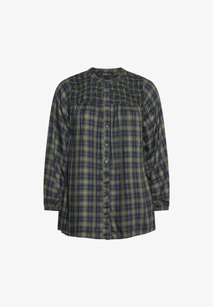 Camisa de cuadros en verde y azul marino con mangas largas, cuello redondo, cierre de botones y fruncido texturizado en la parte superior. Tejido suave.