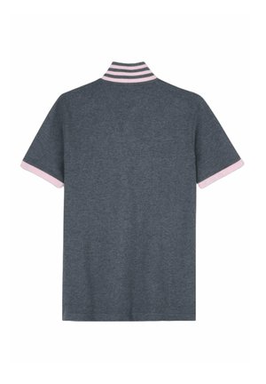 Polo gris à manches courtes avec un col à rayures roses et des accents aux manches. Fabriqué dans un tissu doux et texturé.
