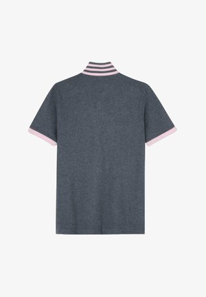Polo gris à manches courtes avec un col à rayures roses et des accents aux manches. Fabriqué dans un tissu doux et texturé.