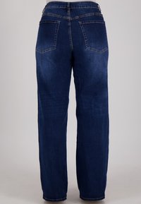 Donkerblauwe denim jeans met een rechte pasvorm, voorzien van twee achterzakken en zichtbare stiksels langs de naden.