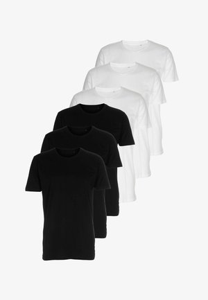 Päť obyčajných tričiek s okrúhlym výstrihom, tri čierne a dva biele, usporiadané v striedavých farbách prekrývajúcich sa v zvislom rade.