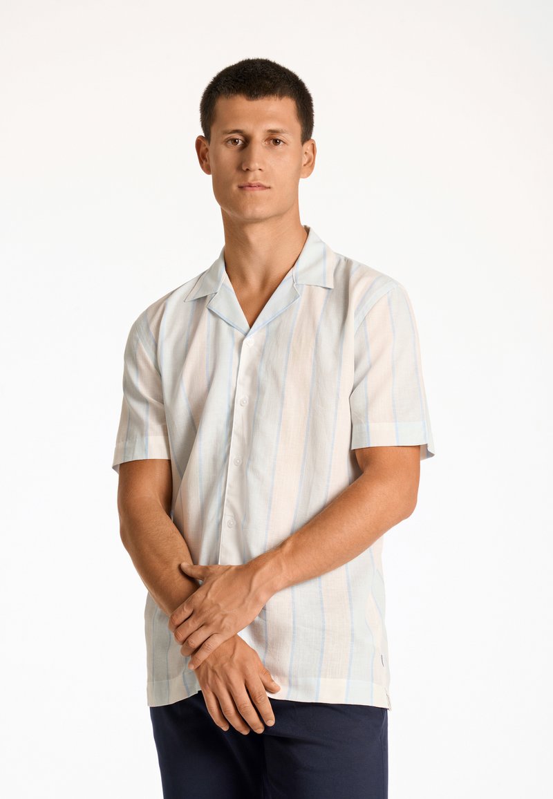 Camicia a maniche corte con bottoni in tessuto leggero, con righe verticali blu e bianche. Presenta un colletto a punta e una vestibilità rilassata.