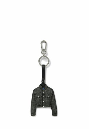 Porte-clés avec un clip et un anneau argentés attachés à une petite réplique noire texturée de veste avec des boutons et des poches.