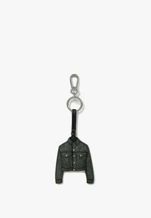 Sleutelhanger met een zilveren clip en ring bevestigd aan een kleine zwarte gestructureerde jasreplica met knopen en zakken.