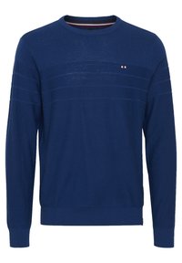 Granatowy sweter dzianinowy z okrągłym dekoltem. Posiada teksturowaną górną część oraz paskowane wzory, z ribbego mankietami i dołem.