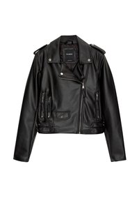 Geacă de biker din piele ecologică neagră, cu accesorii din metal argintiu, buzunare cu fermoar, rever unghiular, epauleți pe umeri și un design scurt.