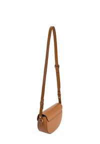 Smeđa kožna crossbody torba za rame s zaobljenim oblikom, podešavajućim remenom i preklopom. Ima uredan šav i minimalne hardverske akcentne detalje.