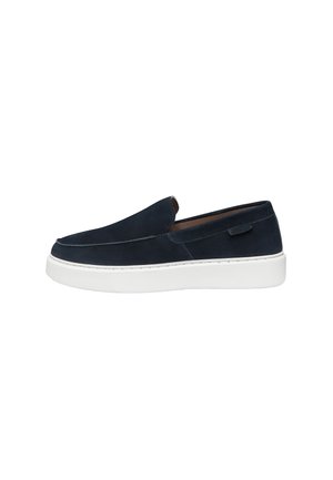 Chaussure en daim bleu marine à enfiler avec semelle en caoutchouc blanche, bout arrondi et petit talon, vue de côté extérieure sur fond blanc.