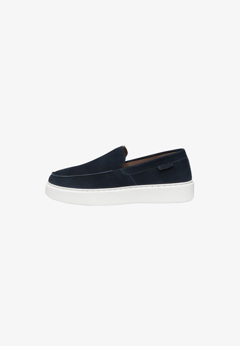 Chaussure en daim bleu marine à enfiler avec semelle en caoutchouc blanche, bout arrondi et petit talon, vue de côté extérieure sur fond blanc.