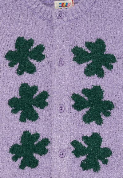Lila Strickjacke mit grünen Blätter-Applikationen, geripptem Kragen und sechs lila Knöpfen auf der Vorderseite, aus weichem, strukturiertem Stoff.