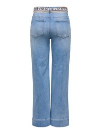 Jean bleu clair à jambes droites avec poches arrière cousues et une ceinture blanche avec un motif cachemire bleu et marron.