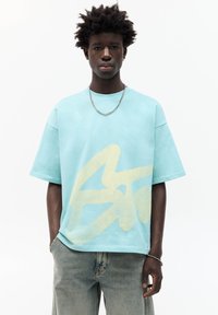 PULL&BEAR GRAPHIC SHORT SLEEVE - Printtipaita - turquoise