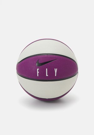 Pallone da basket viola e bianco con superficie texturizzata, caratterizzato da un logo Nike nero e la parola "FLY" in lettere bianche sulla sezione viola.
