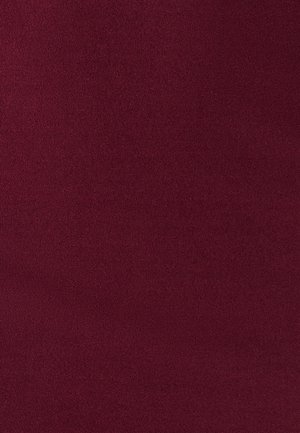 Tela de ante burdeos con una textura suave y un acabado mate, presentando un color uniforme sin patrones ni acentos visibles.