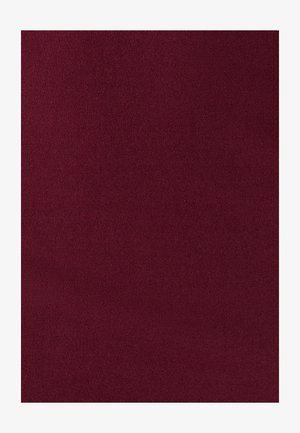 Tela de ante burdeos con una textura suave y un acabado mate, presentando un color uniforme sin patrones ni acentos visibles.